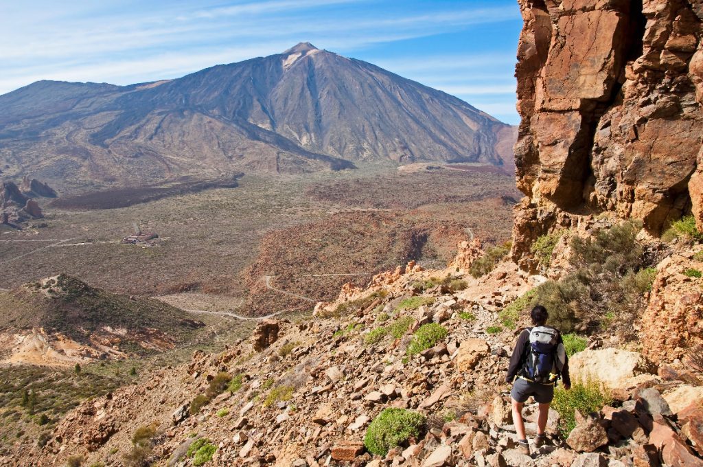 Góra Teide, Teide National Park, Kobieta wędrująca pieszo po szlaku na Tenerife