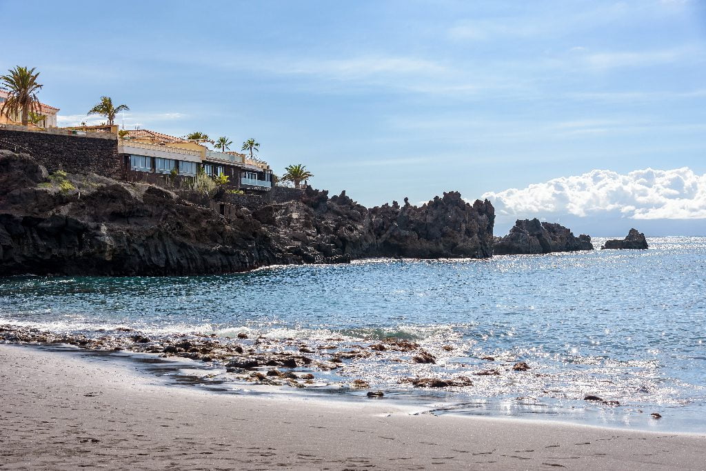 Costa rocosa en Playa de la Area en Tenerife