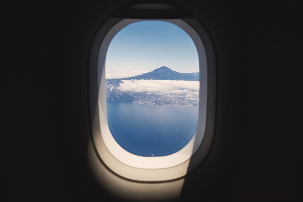 Blick auf Teneriffa durch Flugzeugfenster